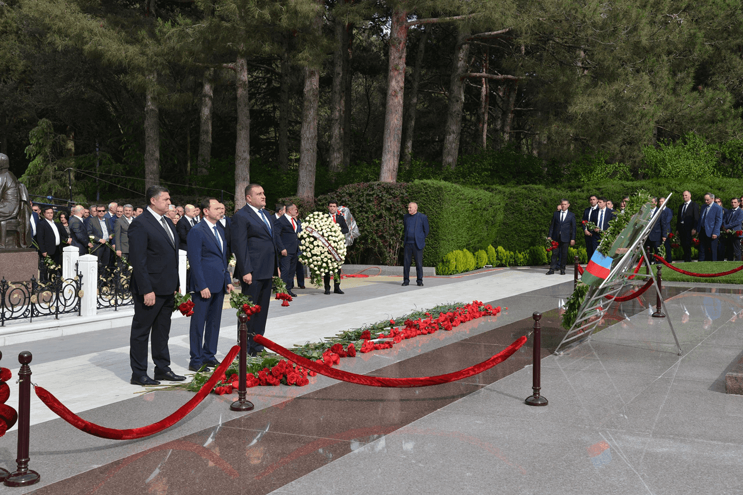 “Azpetrol” şirkəti Ulu Öndər Heydər Əliyevin məzarını ziyarət edib.