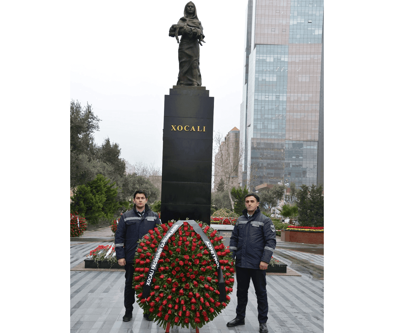 “Azpetrol” şirkətinin kollektivi “Ana harayı” abidəsini ziyarət edib.