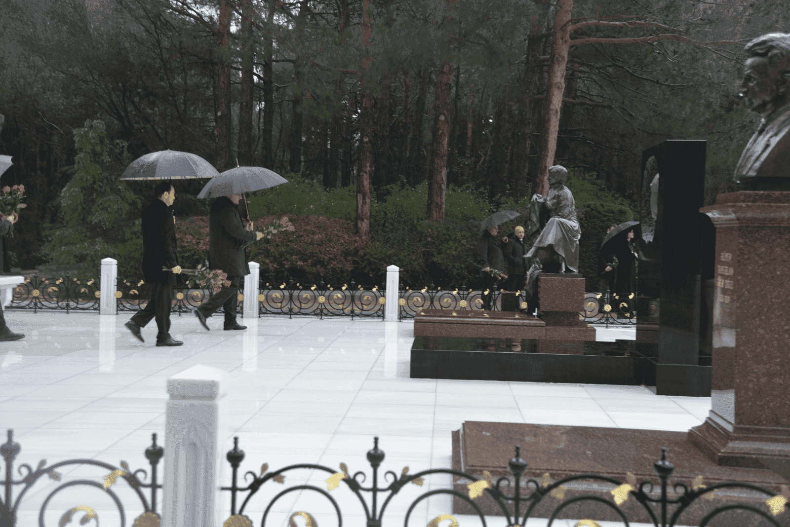 “Azpetrol” şirkətinin rəhbərliyi Ulu Öndər Heydər Əliyevin anım günü ilə bağlı məzarını ziyarət edib.