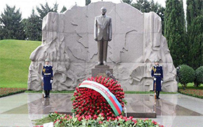  “Azpetrol” company commemorates Great Leader Heydar Aliyev with great respect.