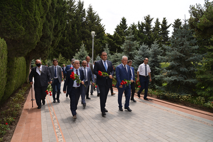 Компания «Азпетрол» в честь своего дня рождения посетила могилу Общенационального лидера Гейдара Алиева