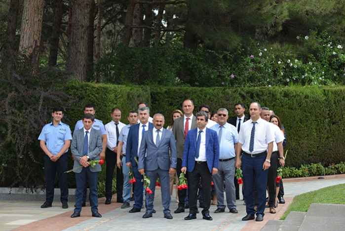 Компания «Азпетрол» в честь своего дня рождения посетила могилу Общенационального лидера Гейдара Алиева