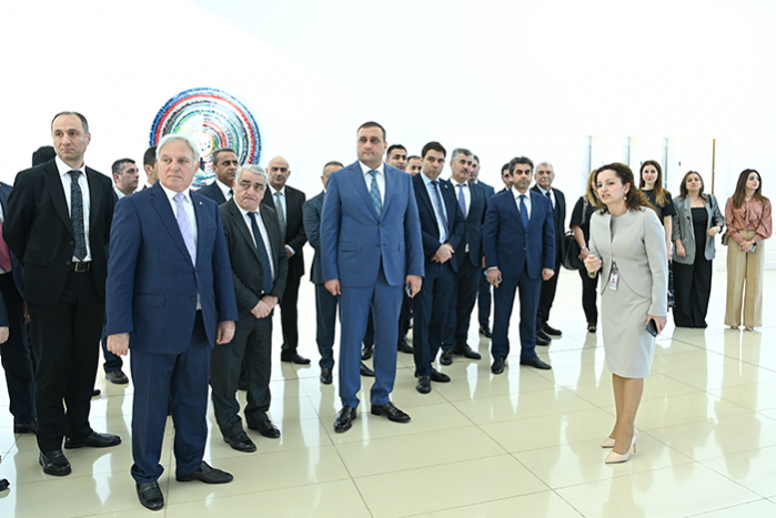 Руководство и сотрудники компании «Азпетрол» посетили Центр Гейдара Алиева накануне 100-летнего юбилея Великого Лидера