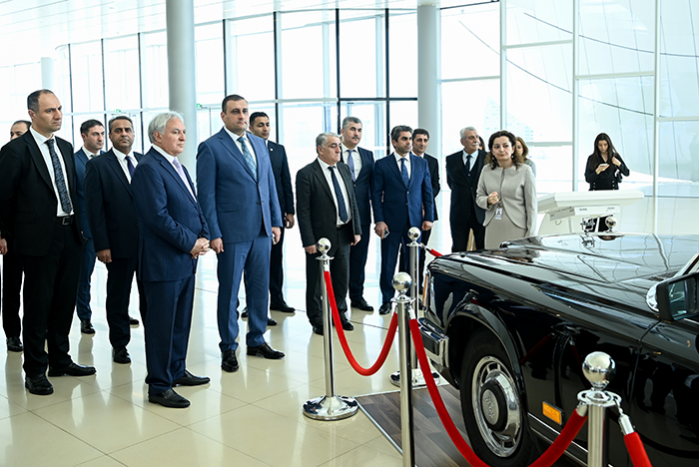 Руководство и сотрудники компании «Азпетрол» посетили Центр Гейдара Алиева накануне 100-летнего юбилея Великого Лидера